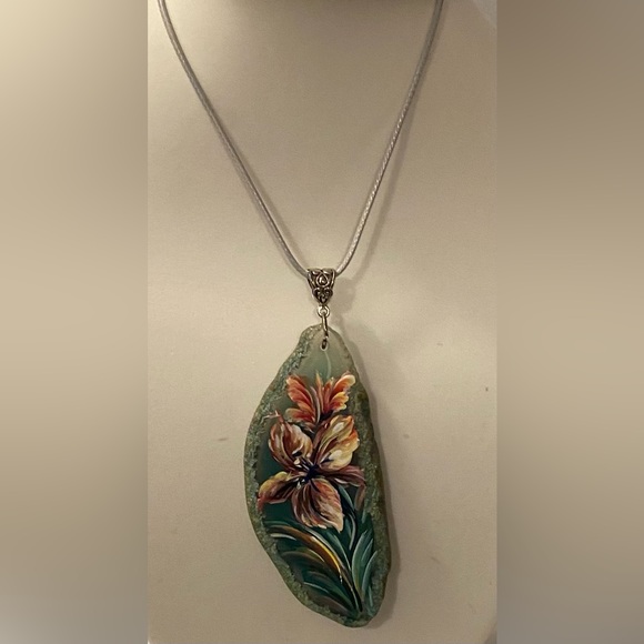 Iris hand painted on Agate slice necklace - Picture 2 of 3